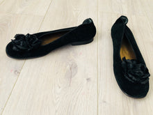 Load image into Gallery viewer, Vintage 80s velvet flats Size 7-7.5