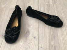 Load image into Gallery viewer, Vintage 80s velvet flats Size 7-7.5