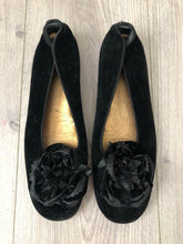 Load image into Gallery viewer, Vintage 80s velvet flats Size 7-7.5