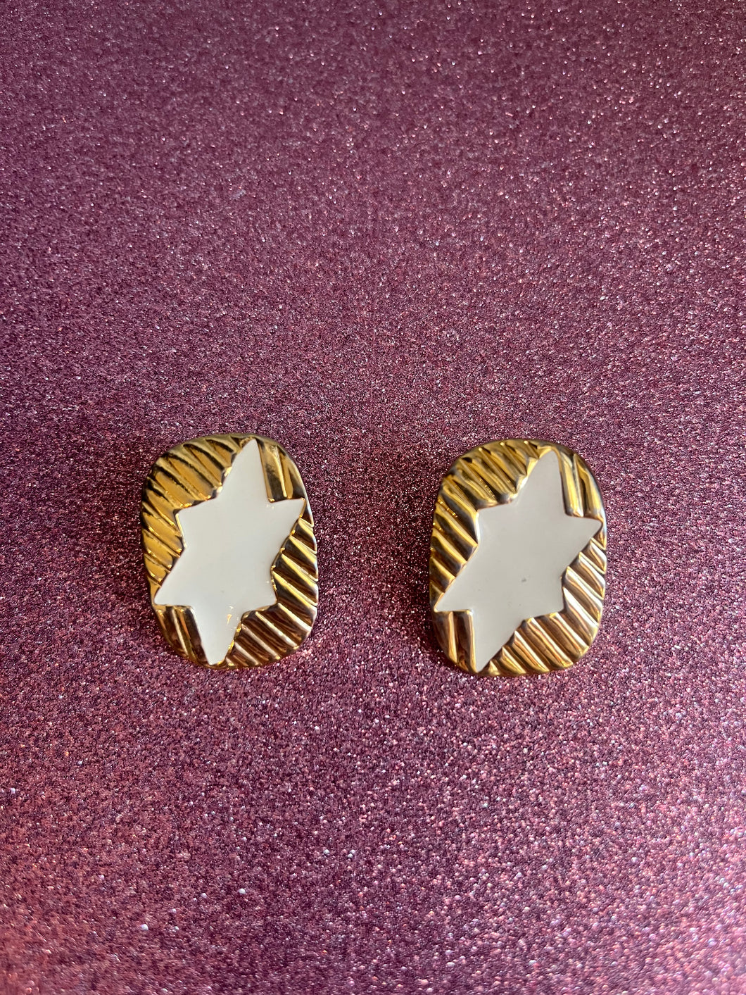 Vintage 70s star white enamel & gold esrrings