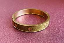 Load image into Gallery viewer, Vintage 90s Cartier-Inspired Gold Glitter Screw head design Bracelet
