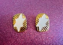 Load image into Gallery viewer, Vintage 70s star white enamel &amp; gold esrrings

