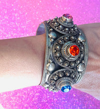 Load image into Gallery viewer, Vintage 70s bejeweled bendable bracelet - free size
