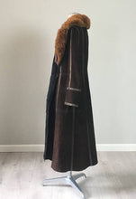 Load image into Gallery viewer, Fabulous 70&#39;s brown sheepskin leather coat  small
