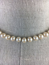 Load image into Gallery viewer, Simple and elegant faux pearl vintage 80s necklace
