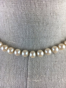Simple and elegant faux pearl vintage 80s necklace