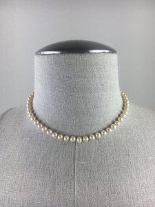 Simple and elegant faux pearl vintage 80s necklace