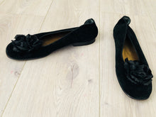 Load image into Gallery viewer, Vintage 80s velvet flats  Size 7.5
