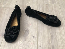 Load image into Gallery viewer, Vintage 80s velvet flats  Size 7.5
