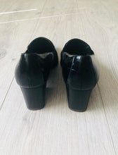 Load image into Gallery viewer, Vintage 80s Stuart Weitzman block heels size 7-7.5 us

