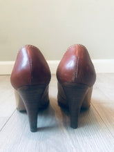 Load image into Gallery viewer, Rare Vintage 70s western leather heels  size 8
